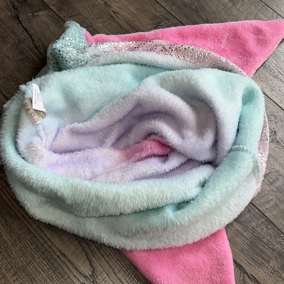 Mermaid tail plush wearable blanket - Picture 7 of 8